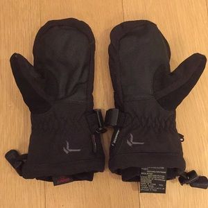 Kombi kids ski mittens in black. Junior XS